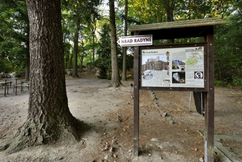 Radyně ožívá! Už zítra hrad v novém kabátě přivítá Karla IV.
