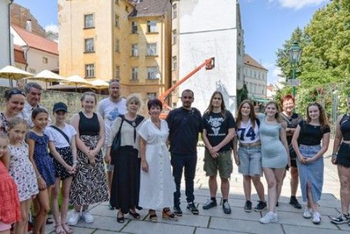 Setkání plzeňských žáků s mexickým umělcem, který pracuje na muralu v Proluce