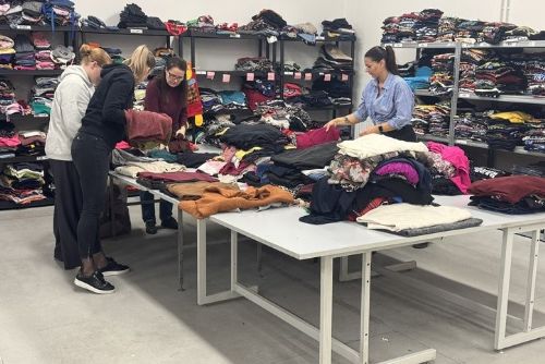 Staré oblečení v Plzeňském kraji nekončí jen v odpadu. Lidé mu chtějí dát druhý život