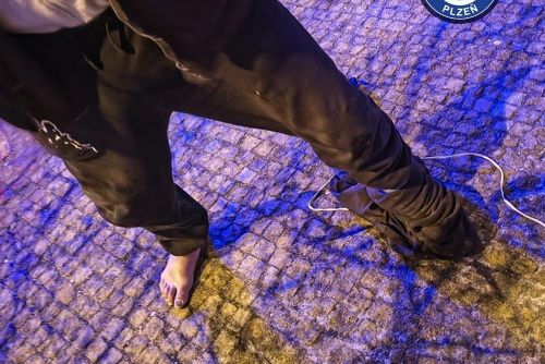 Strážníci našli na Americké ulici promrzlého seniora bez jedné boty