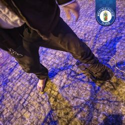 Strážníci našli na Americké ulici promrzlého seniora bez jedné boty