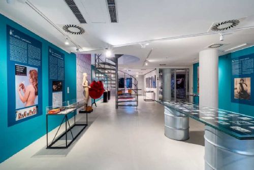 Tančící dům slaví 30 let, výstava připomíná jeho vznik i proměny