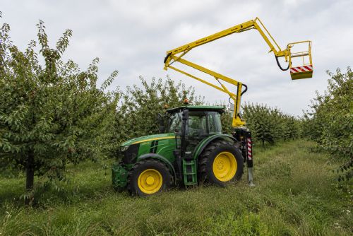 Tragédie při česání třešní na Klatovsku. Po převrácení traktoru zemřel senior