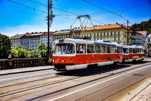 Tramvaj vláčela dívku téměř 150 metrů