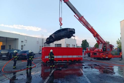 V autosalonu vzplál nový elektromobil. Hasiči zabránili dalšímu vznícení, škoda přesáhla 2,5 milionu korun
