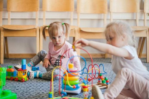 V jihočeských školkách ubývá dětí, základní a střední školy zůstávají stabilní
