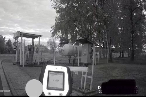 V Lišově policisté řešili řidiče s téměř pěti promile alkoholu. Po pádu na čerpací stanici zasahovali záchranáři