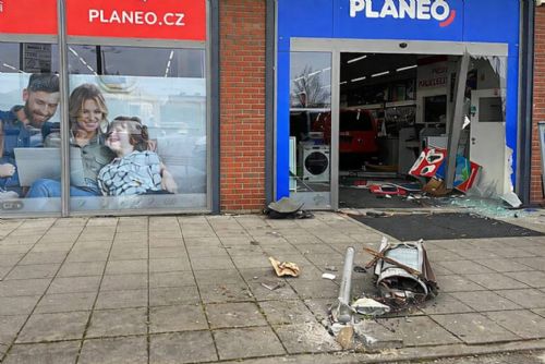 Policie pátrá po muži, který vjel kradeným autem do prodejny u Olympie, ukradl mobily i koloběžku
