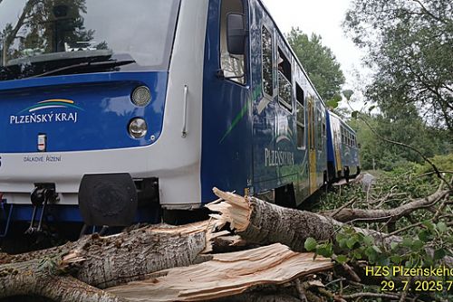 Vlak vykolejil po nárazu do stromu u Bělé, nikdo zraněn