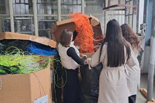 Žáci z Vysočiny spustili revoluční projekt recyklace PET lahví na školní nábytek