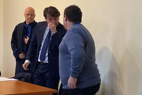 Zneužívaná dívka dostala pokutu za ignorování soudu