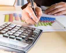 Státní pokladna od října nabízí obcím a krajům spořicí účet s výnosem 3,7 %. Peníze mají kdykoli k dispozici