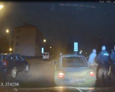Řidič v Plzni narychlo přelezl na místo spolujezdce 