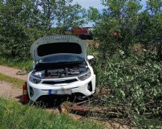 Kia po nárazu do cisterny vyletěla ze silnice. Řidička vyvázla bez vážných zranění
