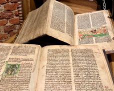 Malé muzeum Bible ve Starém Pelhřimově získalo Pražskou bibli z roku 1488. Přibyly i další vzácné tisky