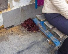 Na zastávce v Plzni napadl přítelkyni nožem a uřízl jí chomáč vlasů