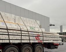 Nadrozměrné náklady na kamionech. Policie na plzeňsku rozdávala pokuty i statisícové kauce