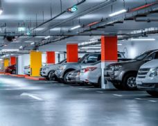 Od 1. dubna Plzeň spouští rezervace do parkovacího domu Atom na Lochotíně