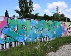 Písek otevřel 200 metrů dlouhou legální graffiti zeď. Má dát prostor tvorbě i omezit nelegální nápisy