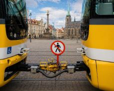 Plzeňské tramvaje mají nové výstražné cedule. Mají zabránit riskantnímu přelézání mezi vozy