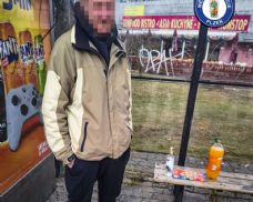 Popíjel vodku na zastávce, policie mu alkohol zabavila