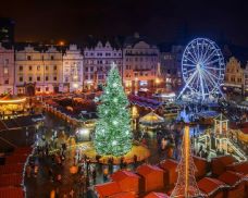 Primátor a biskup dnes rozsvítí vánoční strom za doprovodu Moniky Bagárové