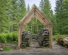 U Hauswaldské kaple u Srní postaví stříšku a umístí 160cm skleněnou Madonu