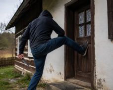 Mladík měl vydírat vlastního otce a vyhrožovat nožem. Skončil ve vazbě
