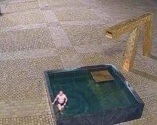 Noční koupel v kašně skončila pádem. Muže v centru Plzně odhalila čidla i kamery (video)