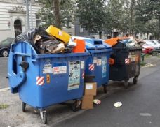 Přeplněné kontejnery na tříděný odpad zatěžují Prahu, město rozšiřuje senzory