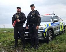 Řidič zůstal uvězněný v hořícím jeepu. Policisté z Klatov ho dostali ven v posledních minutách