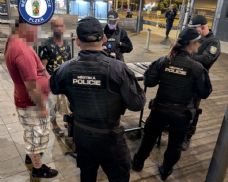 Strážníci v centru Plzně hlídají noční klid. Alkohol u nezletilých zjistili během večera pětkrát