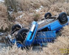 U Dnešic se objevil převrácený Opel v potoce, řidič zmizel