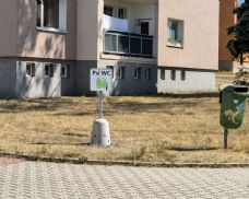 Dobřany zkoušejí první psí pisoár. Má ochránit domy, lampy i okolní zeleň