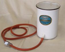 Neobvyklá sbírka v Mostě: 140 historických klystýrů ve Válečném muzeu Sudety