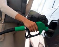 Nafta zůstane levnější i v červnu, stát chce zachovat nižší daň i omezení marží
