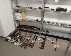 Lidé v Plzeňském kraji odevzdali stovky zbraní. Policie varuje: granát na služebnu nevozte