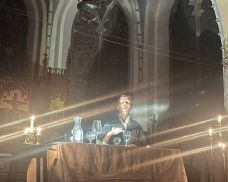 Zahrádkářská kolonie, byt, kostel i noční rituál. NASTEVŘENO zve do Plzně na divadlo bez hranic