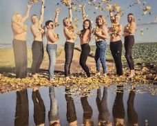 Kalendář, který pomáhá. Hasičky ze Zíchova vybraly 100 tisíc pro nemocné s ALS