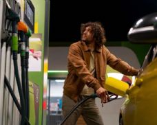 Paliva zlevnila podruhé v řadě, stát reguluje ceny a analytici čekají obrat