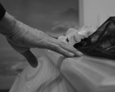 Sociální pohřby na Plzeňsku zdražily, ubývá hrobů, roste zájem o urny